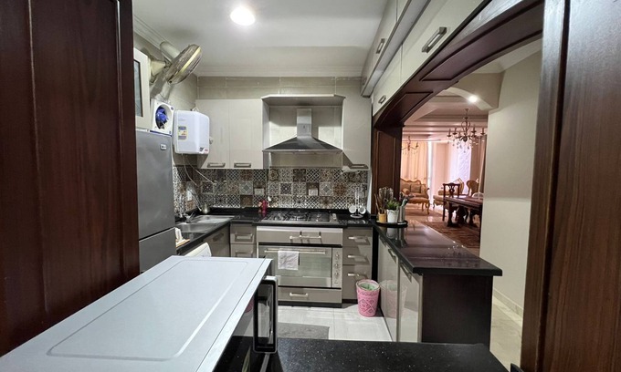 Al-Basatin Apartment | Luxurious , Secure Stay, Views & Prime Location