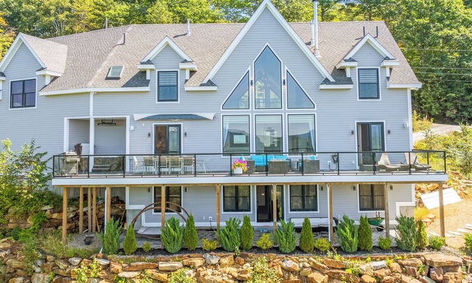 Campton House | Luxurious Spacious 6-bedroom House. Best Views, Hot tub. Waterville Estates!