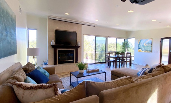 South Arroyo House | Luxurious Spacious Hillside Retreat with AMAZING Views