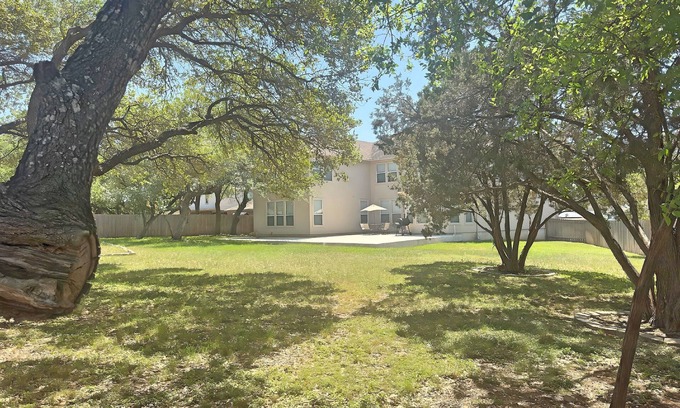 Wetmore House | Luxurious & Spacious 5-Bedroom Villa in Vibrant San Antonio