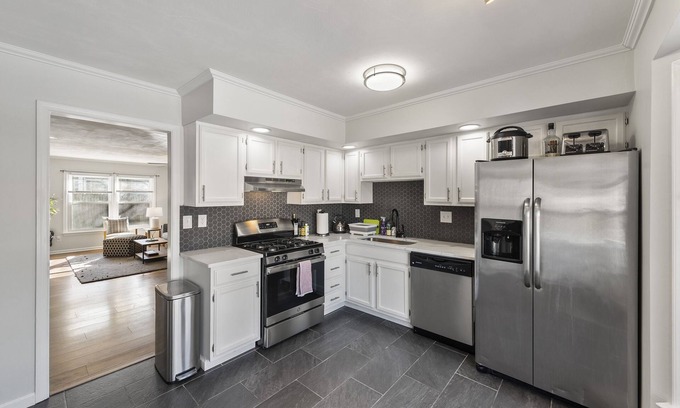 Virginia Beach House | Luxurious Stay at Modern Beach Vacation Home - Near Beaches and Bases