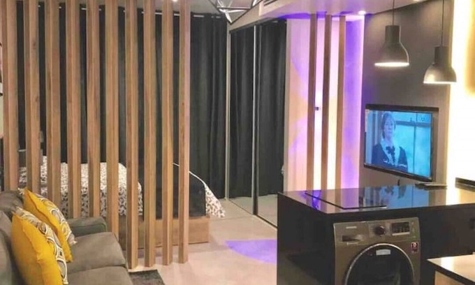 Al Swaifyeh Apartment | Luxurious studio 13 mins to downtown - few steps to great foods, cafes, shops