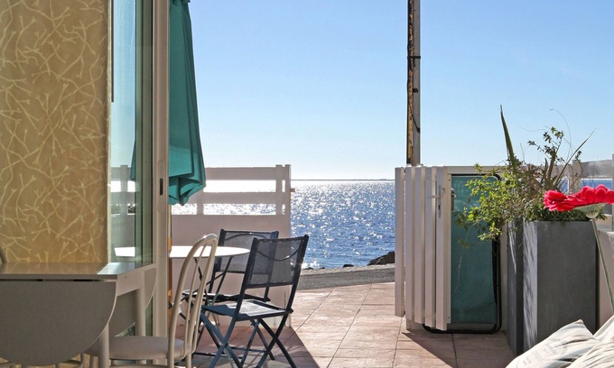 Meze Apartment | luxurious studio 'feet in the water' (3 meters from the pond).