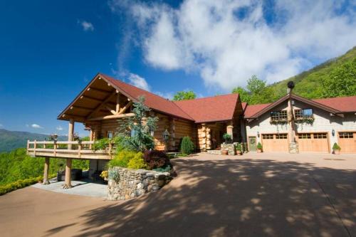 Butler House | LUXURIOUS TN Mtn Lodge- Sleeps 22+, Hiking & Lake