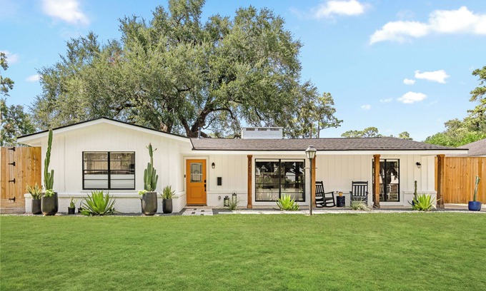 MacGregor House | Luxurious & Tranquil 3-bedroom House & Garden in Houston