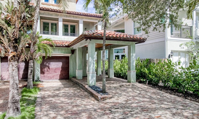 Victoria Park House | Luxurious Victorian Park gem with two balconies, hot tub, city views & fast WiFi