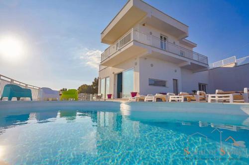 Favara Villa | Luxurious Villa in Favara + Pool