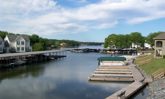 Hot Springs Condo | Luxurious Waterfront Condo with a Great Mountain & Lake View, Pool