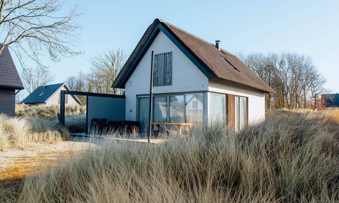 Ouddorp Resort | Luxuriously equipped with wood stove, wine cooler, and sun shower