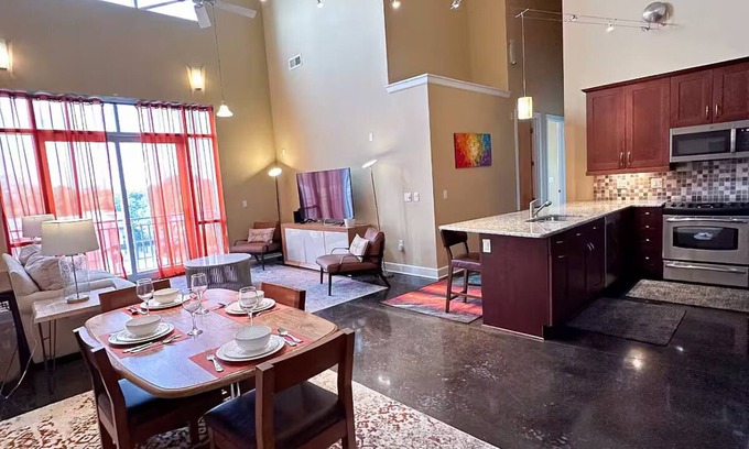 Durham Condo | Luxuriously furnished 2BD Loft - walking distance from Duke University Hospital