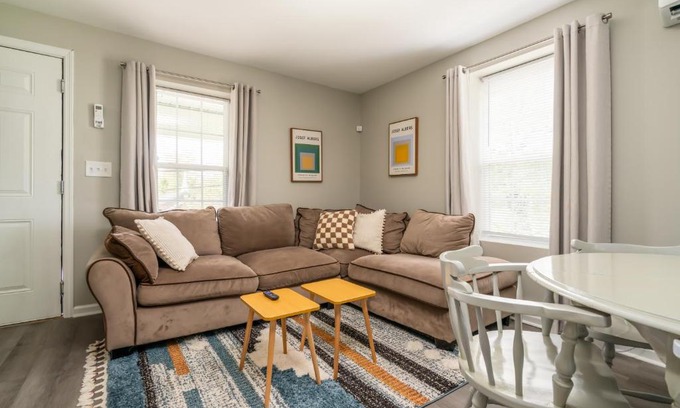 Columbia Apartment | Luxury 1 bed APT near Five Point. Pets welcome!