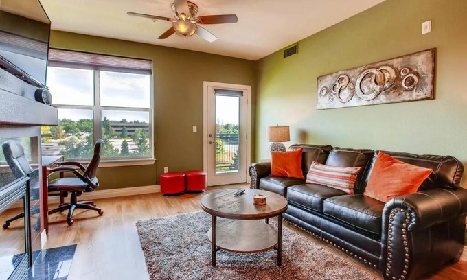 Englewood Apartment | Luxury 1 Bed Condo in DTC w/ Mountain Views & Walk 2 Lightrail!