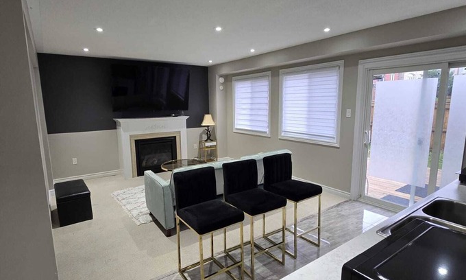 Ajax Apartment | Luxury 1 Bedroom apartment with private backyard