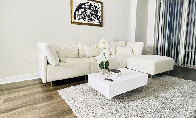 Downtown Apartment | Luxury 1-Bedroom with Rooftop Pool,Gym Facility