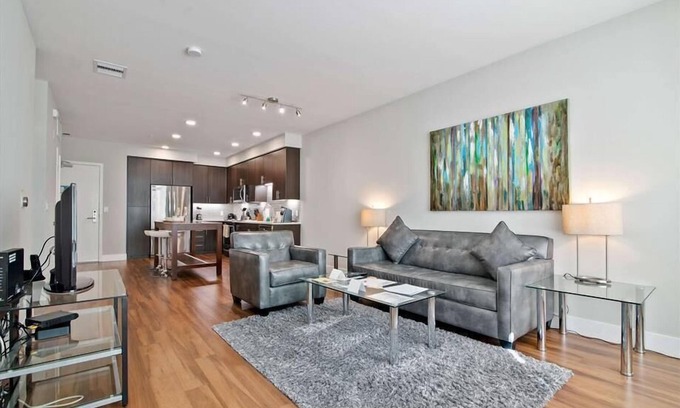 Shoreline West Apartment | Luxury 1BR | Free Parking & WiFi | Outdoor Pool & Terrace