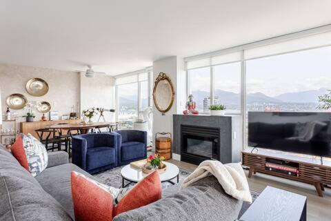 Crosstown Apartment | Luxury 2 Bed 2 Bath Condo Downtown Vancouver with Free Parking
