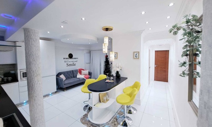 Harrow Road Apartment | Luxury 2 bed garden flat near Paddington!