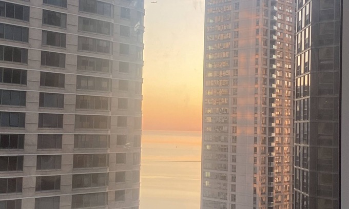 Streeterville Condo | Luxury 2 bed. Views of Navy pier, lakefront and city! Beach within steps!