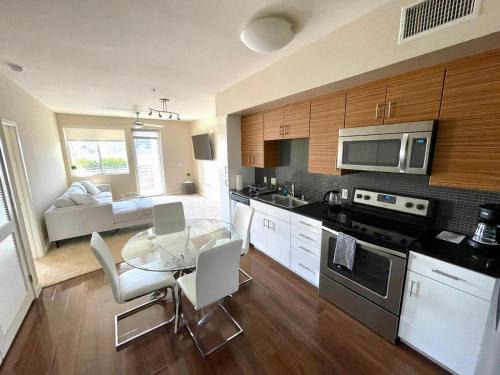 Greater Wilshire - Hancock Park Apartment | Luxury 2 Bedroom 2 Bathroom With Fitness Center and Pool