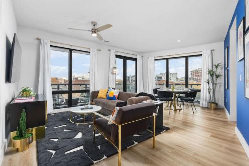 West End Apartment | Luxury 2 Bedroom 4 Bed with HUGE Wrap Around Patio Gym and Pool