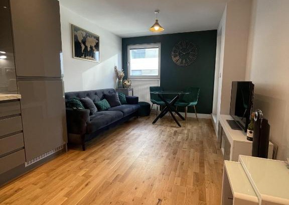 Stevenage Apartment | Luxury 2 bedroom Apartment, large balcony with Views central based