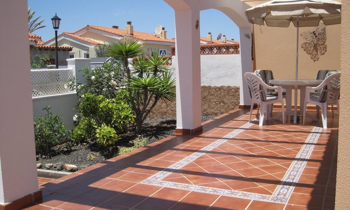 Caleta de Fuste House | Luxury 2 Bedroom Bungalow With Communal Pool & Wifi On Golf Resort
