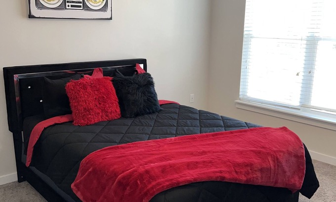 Paw Creek Apartment | Luxury 2 bedroom Minutes Away From Uptown