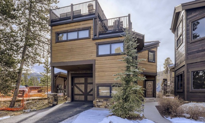 Frisco House | Luxury 2 Bedroom Townhome Close to Main Street!