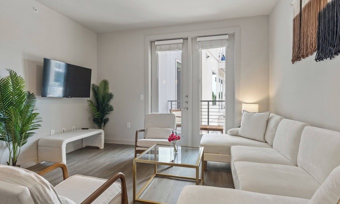 Windsor Park Apartment | Luxury 2-BR with Juliet Balcony