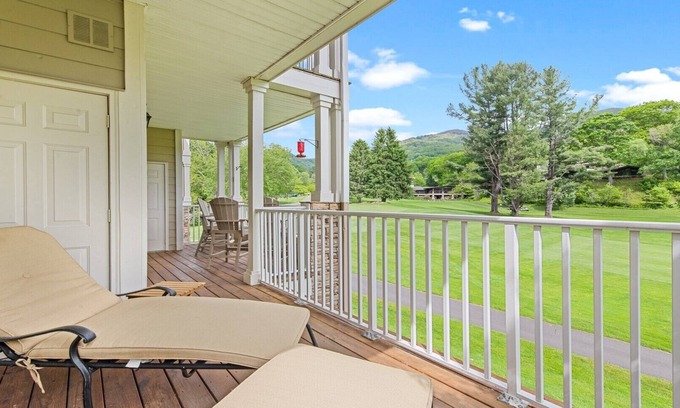 Maggie Valley Condo | Luxury 2B/2BA Condo Perched Overlooking the 9th Hole Fairway