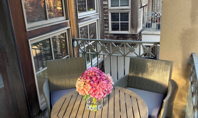 Northwest Portland House | Luxury 2bd/2.5 bath fully furn townhome in best area near NW 23rd & trails.