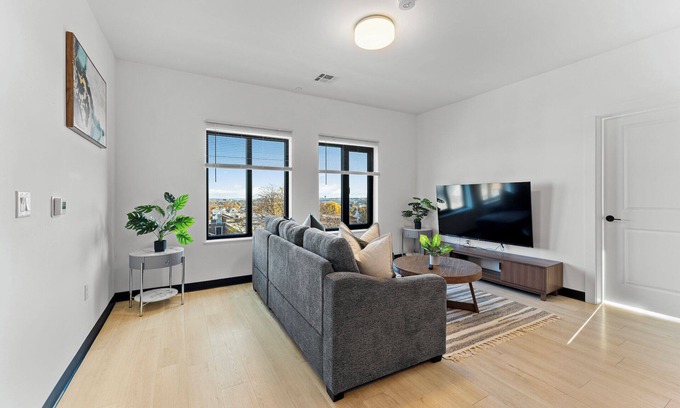 Everett Apartment | Luxury 2bd/2ba near Boston 3025