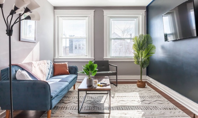 Front Park Apartment | Luxury 2Bd in Lakeview+DT+Park+FastWifi+WorkDesk