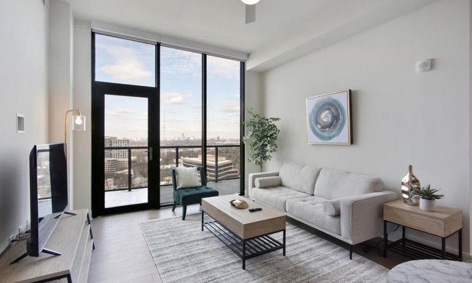 Midtown Apartment | Luxury 2bdrm Penthouse in Midtown