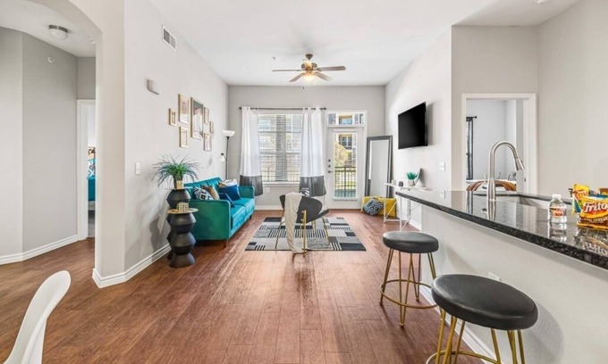 Barker Apartment | Luxury 2bed/2bath Suite great location, Long Stay discount