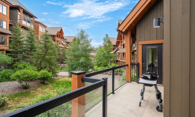 Canmore Apartment | Luxury 2BR Retreat | 2 King Beds Balcony