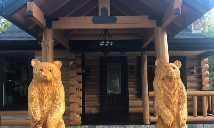 West Liberty Cabin | Luxury 3-bed hemlock log cabin Cave Run Lake area, with WiFi, gameroom, hot tub