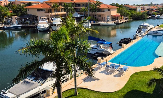 Puerto Aventuras Apartment | Luxury 3 Bedrooms, Marina View + Paddleboard, huge Pool and Prime Location.