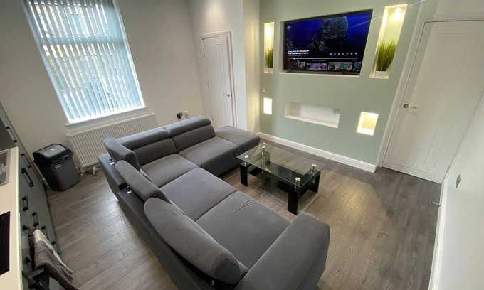 Elland House | Luxury 3 Bedroom Holiday Home ,Jacuzzi Bath,Private Parking,Sleeps 10, 2 Min M62