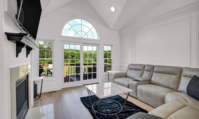 Hamburg House | Luxury 3 Bedroom Home at Crystal Springs
