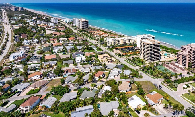 Juno Beach House | Luxury 3 Bedroom Private Home Walk to Beach
