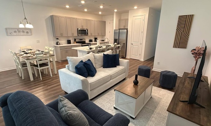 Davenport House | Luxury 3 Bedroom Retreat with 2.5 Baths 371