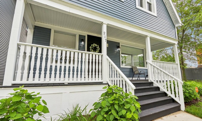 Brewers Hill House | Luxury 3-bedroom retreat with Hot Tub! I Steps away from downtown MKE I Sleeps 8