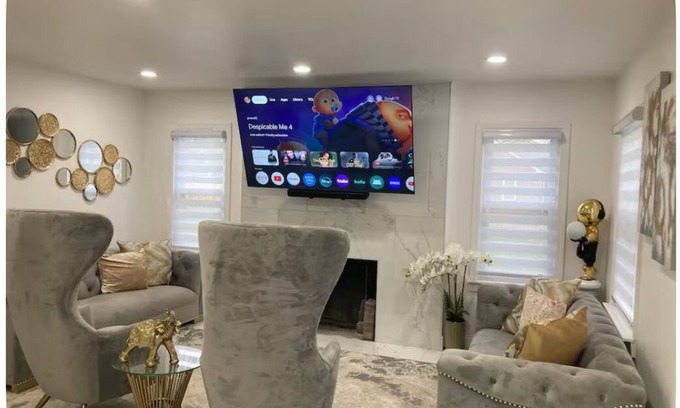 Detroit House | Luxury 3-bedroom Smart Home with jetted tub