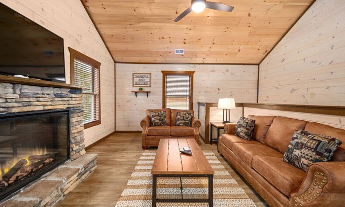 Pigeon Forge Cabin | Luxury 3-BR Cabin ★ Minutes From Parkway ★ Gameroom ★ Patio ★ Hot Tub