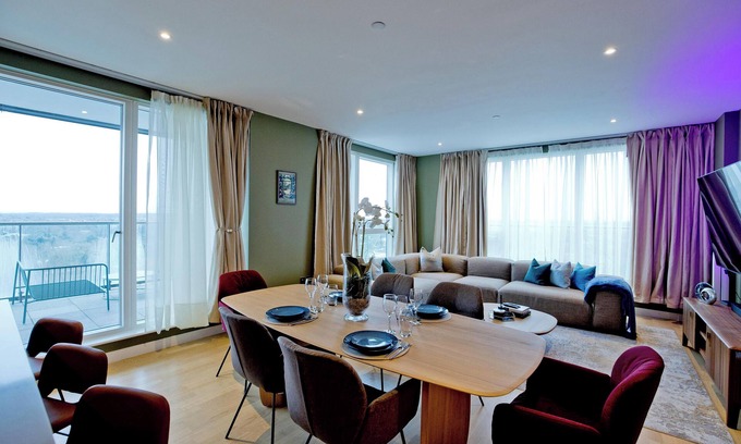 London Borough of Hounslow Apartment | Luxury 360 Penthouse w/gym & parking
