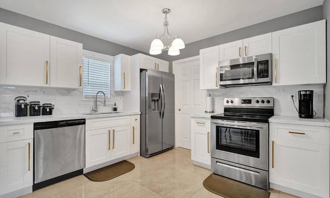 Lauderhill House | Luxury 3bd/2ba near Beach & Las Olas