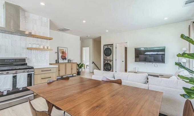 Downtown Los Angeles Condo | Luxury 3BD/2BA Upper Condo w/Parking, W/D, A/C + Stunning DTLA & Mountain Views