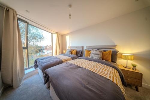 Barnhill Apartment | Luxury 3BR Apt Sleeps 10, Wembley & Park Views