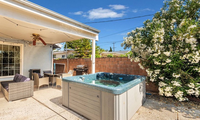 Pico - Robertson House | Luxury 3BR House w/ Private Jacuzzi